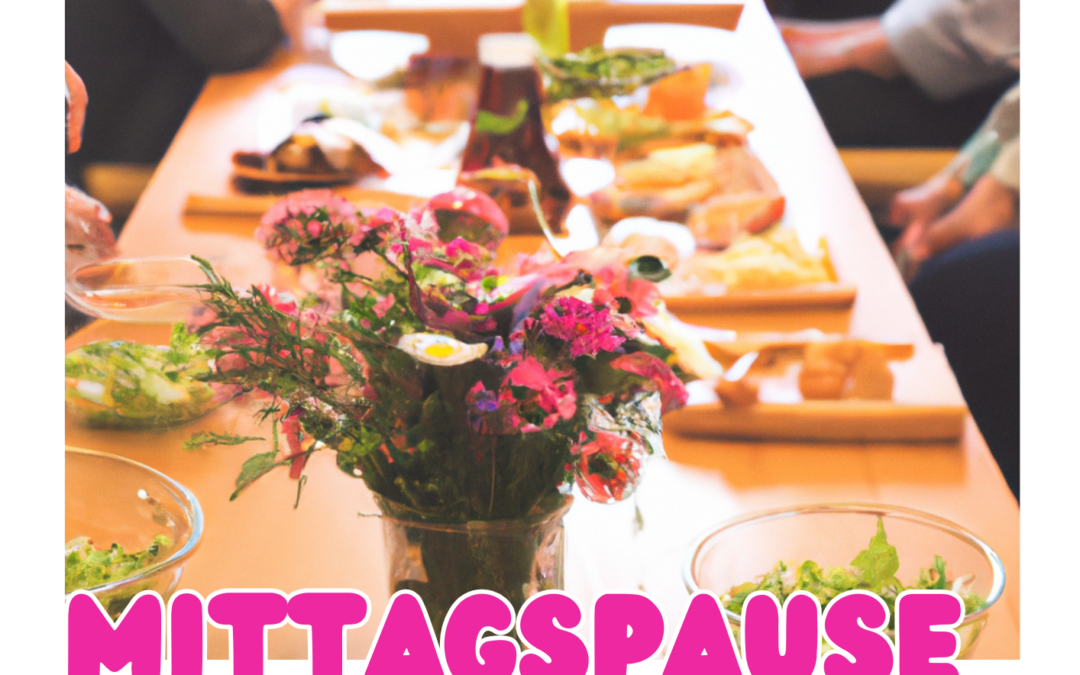 Veranstaltungsplakat des Quartiermanagements QUER Leimen. Das Bild zeigt Menschen, die gemeinsam an einem gedeckten Tisch sitzen und ihre Mittagspause verbringen. Beworben wird die „Mittagspause im QUER“, die jeden Donnerstag von 12:00 bis 13:30 Uhr stattfindet. Teilnehmende bringen ihr eigenes Essen mit.