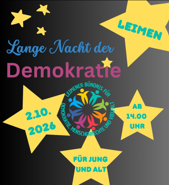 Das Bild zeigt ein Werbeplakat für die „Lange Nacht der Demokratie“ in Leimen. Vor einem dunklen Hintergrund sind mehrere gelbe Sterne angeordnet, die wichtige Informationen enthalten. Im Mittelpunkt steht das bunte Logo des Leimener Bündnisses für Demokratie, Menschenrechte und Vielfalt. Die Veranstaltung findet am 2. Oktober 2026 statt und beginnt ab 14:00 Uhr. Der Zusatz „Für Jung und Alt“ macht deutlich, dass sich das Angebot an Menschen aller Altersgruppen richtet. Durch die Kombination aus dunklem Hintergrund, leuchtenden Sternen und farbiger Schrift wirkt das Plakat aufmerksamkeitsstark, modern und einladend.