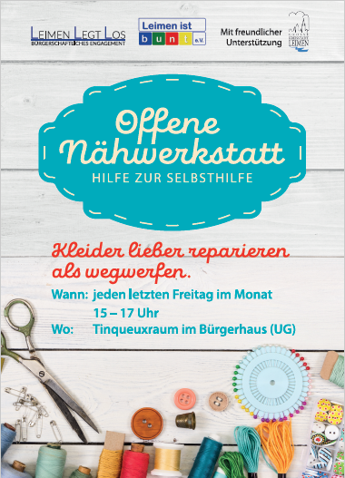 Das Bild zeigt ein Werbeplakat für eine offene Nähwerkstatt. Der Hintergrund besteht aus hellen Holzplanken. In der Mitte befindet sich ein großes türkisfarbenes Schild mit der Aufschrift „Offene Nähwerkstatt – Hilfe zur Selbsthilfe“. Darunter steht der Slogan: „Kleider lieber reparieren als wegwerfen.“ Die wichtigsten Informationen sind: Wann: Jeden letzten Freitag im Monat, 15–17 Uhr Wo: Tinqueuxraum im Bürgerhaus (UG) Oben sind die Logos der unterstützenden Organisationen zu sehen. Am unteren Rand des Plakats liegen verschiedene Nähutensilien wie Schere, Garnrollen, Knöpfe, Stecknadeln, Maßband und Nähgarn, die das Thema Nähen und Reparieren unterstreichen.