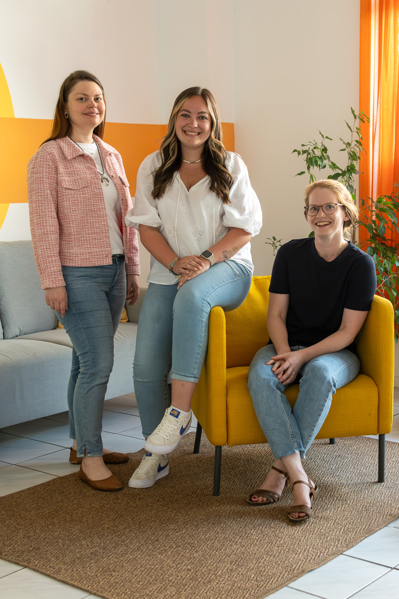Teamfoto von drei Frauen.